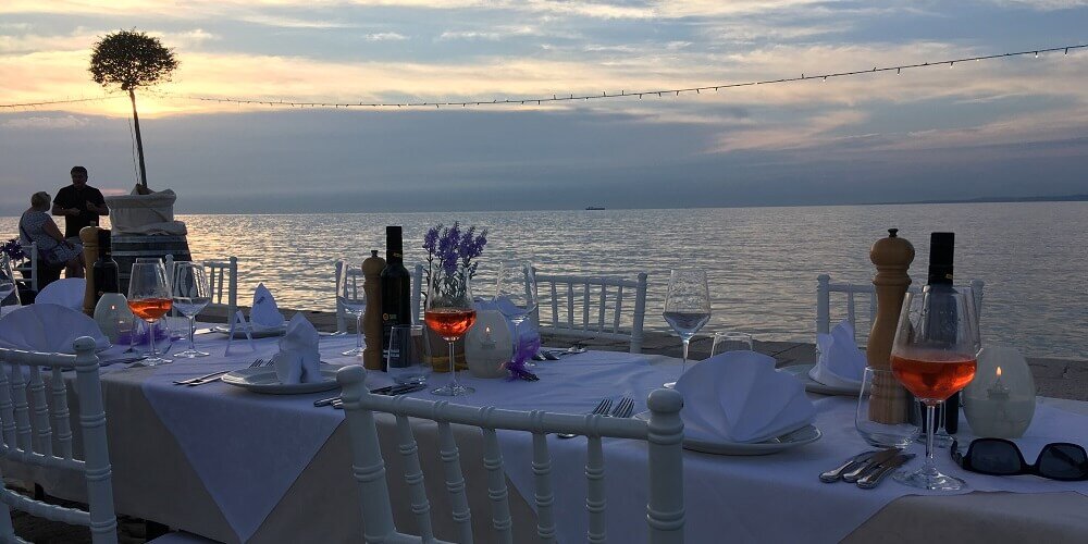 exclusive dinner on a pier for incentive © by Kristin Sammann